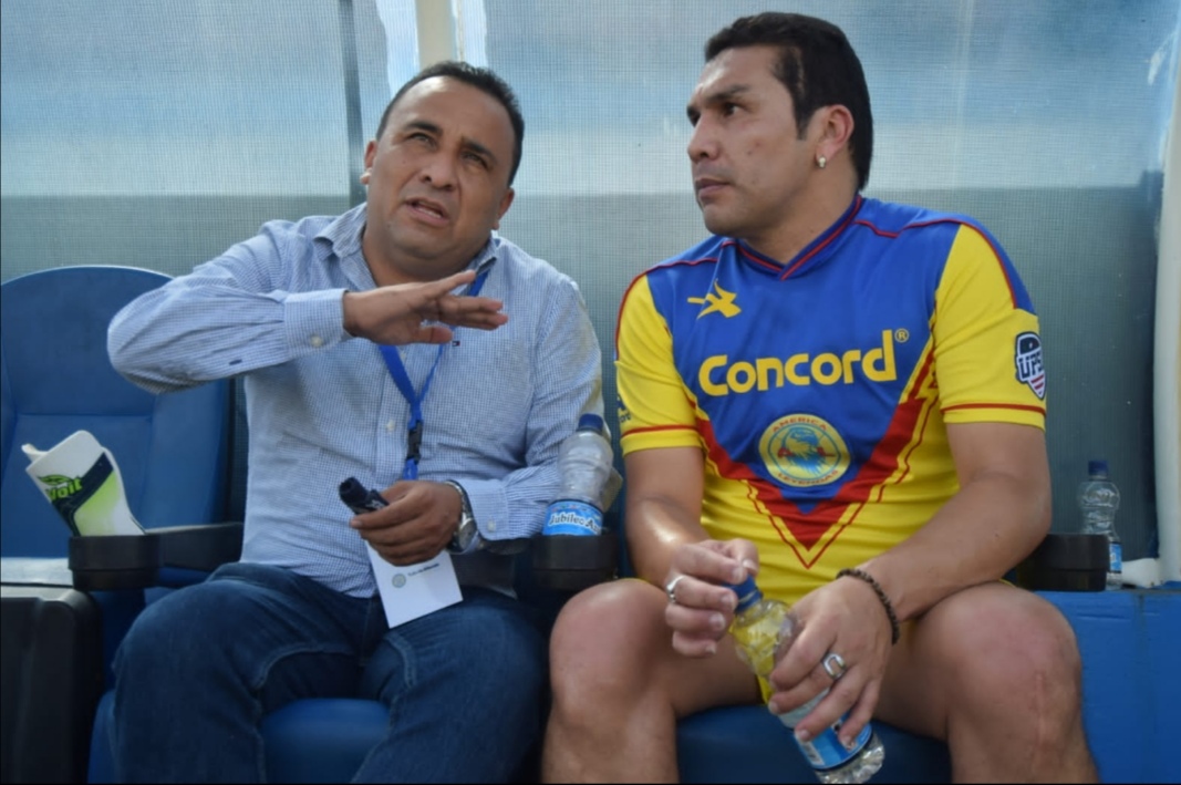 Manuel Hernández, edil de Tula, y Salvador Cabañas, ex futbolista profesional. (Francisco Villeda)