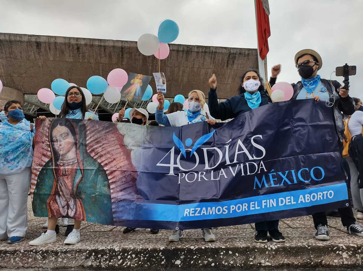 Marchan a favor de la mujer y de la vida