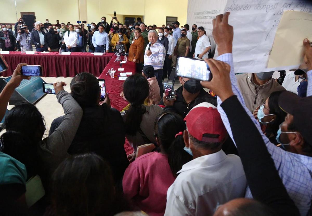 Pobladores irrumpen evento de AMLO en Puebla. | Ariel Ojeda