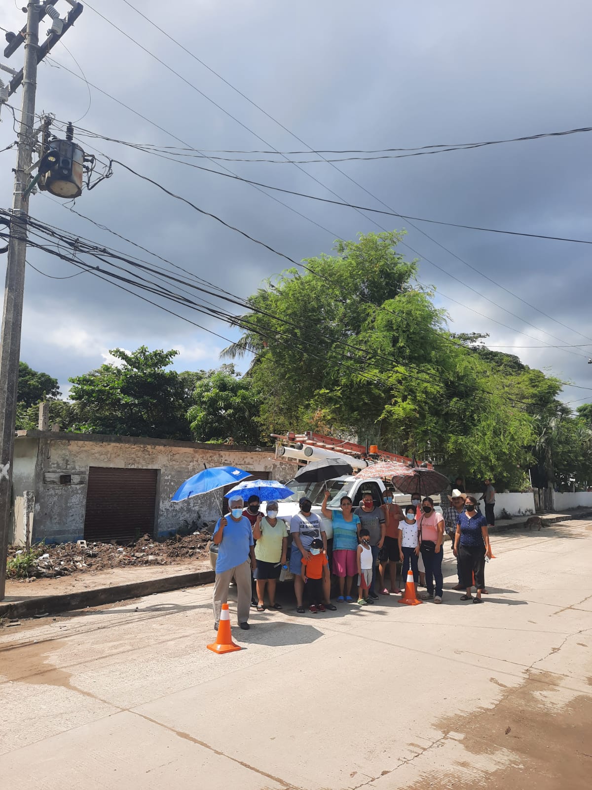 Vecinos llevan 4 días sin luz, retienen a personal de CFE