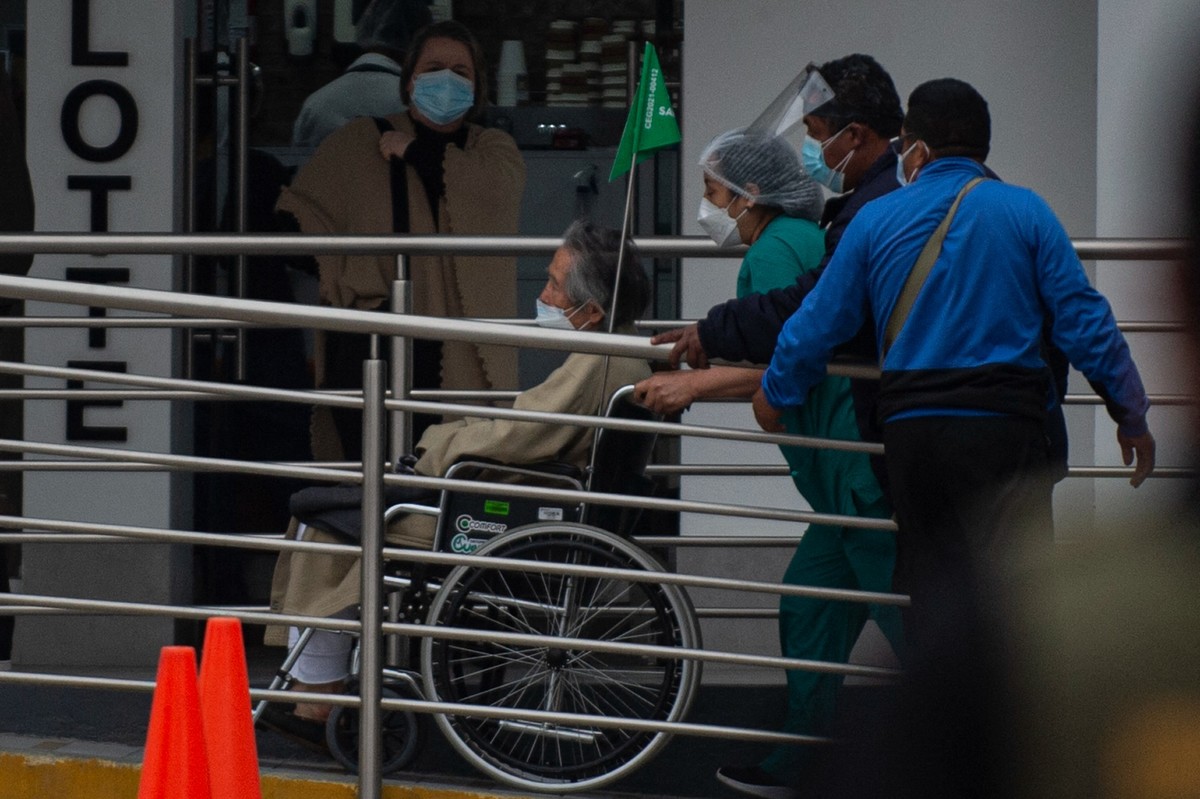 Alberto Fujimori llega a una clÍnica privada en Lima, Perú. (AFP)