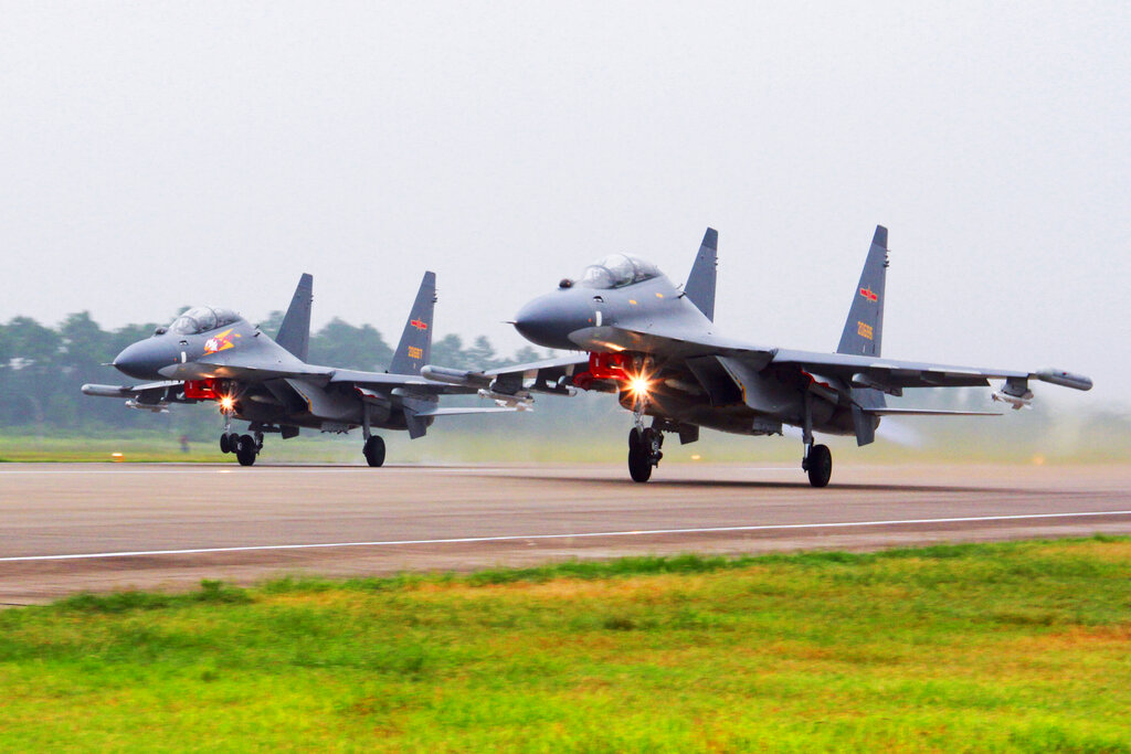 Dos aviones de combate SU-30 chinos despegan desde un lugar no especificado para patrullar sobre el Mar del Sur de China. (AP)