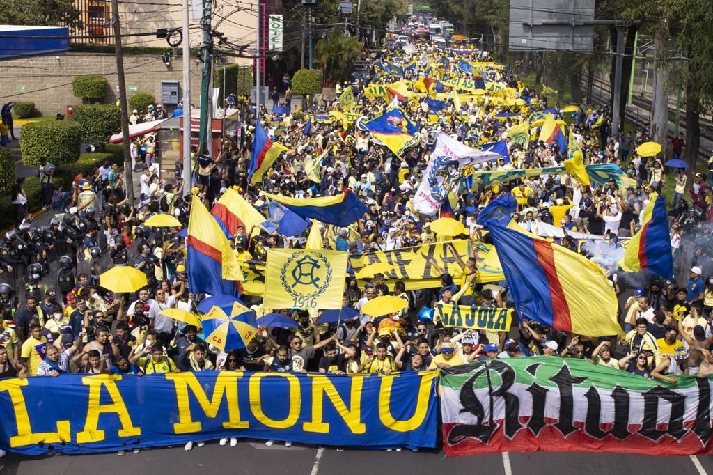 Caravana de las porras del América rumbo al Estadio Azteca (Twitter @LA48_OFICIAL)