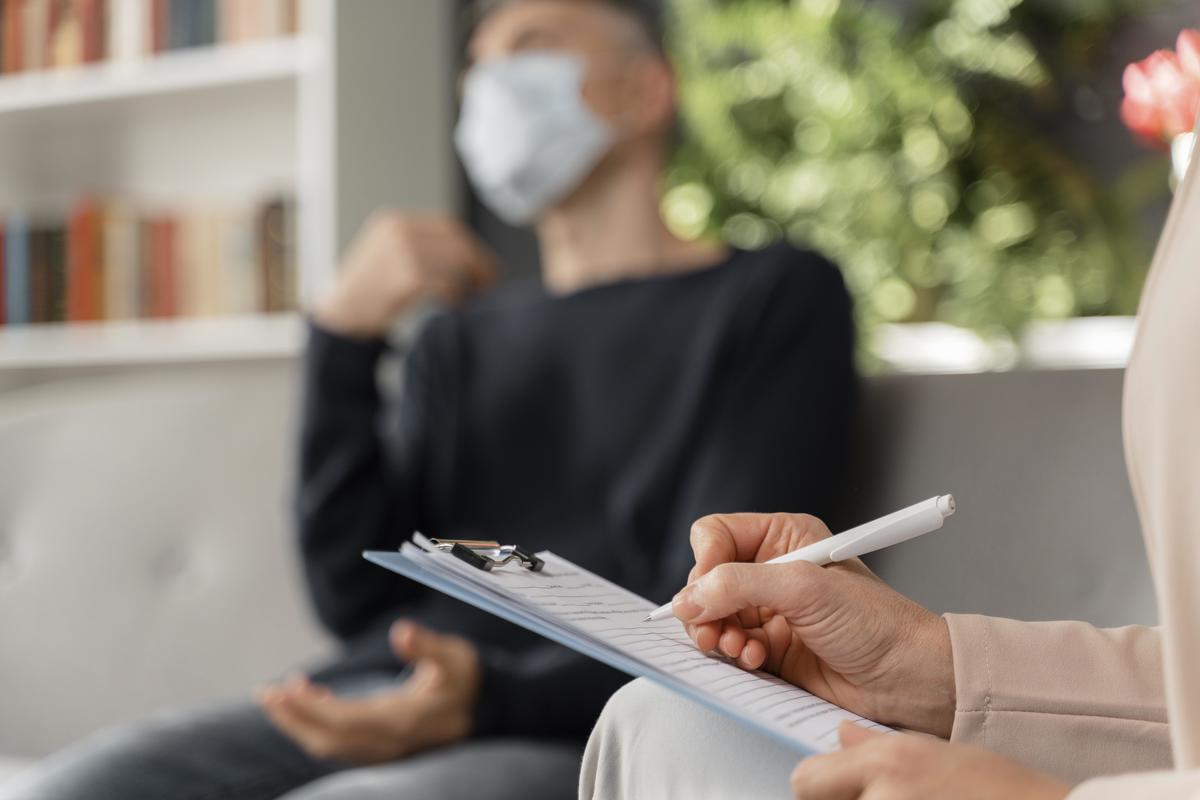 El 37.5 por ciento de los trabajadores de la salud desarrolló Trastorno de Estrés Postraumático (TEPT). Foto: Freepik