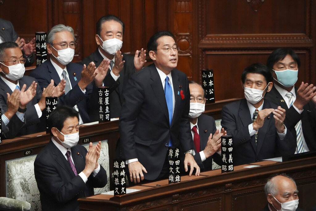 Fumio Kishida (quien está parado) es elegido nuevo primer ministro de Japón. | AP
