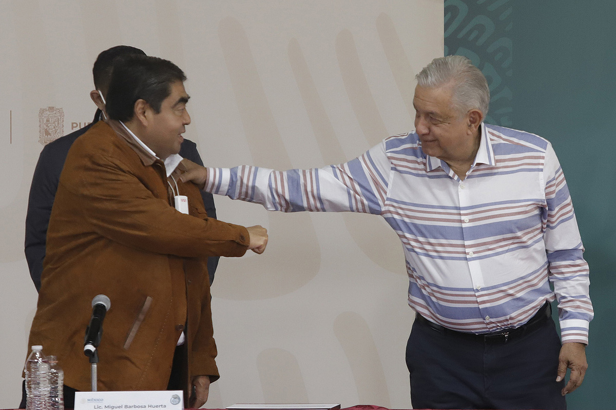 Miguel Barbosa junto a AMLO en Huauchingango Puebla | Agencia Enfoque