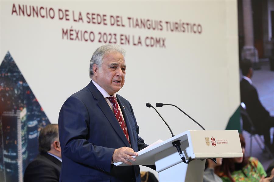 El secretario de Turismo, Miguel Torruco, durante el anuncio del Tianguis Turístico 2023, en CdMx. (EFE)
