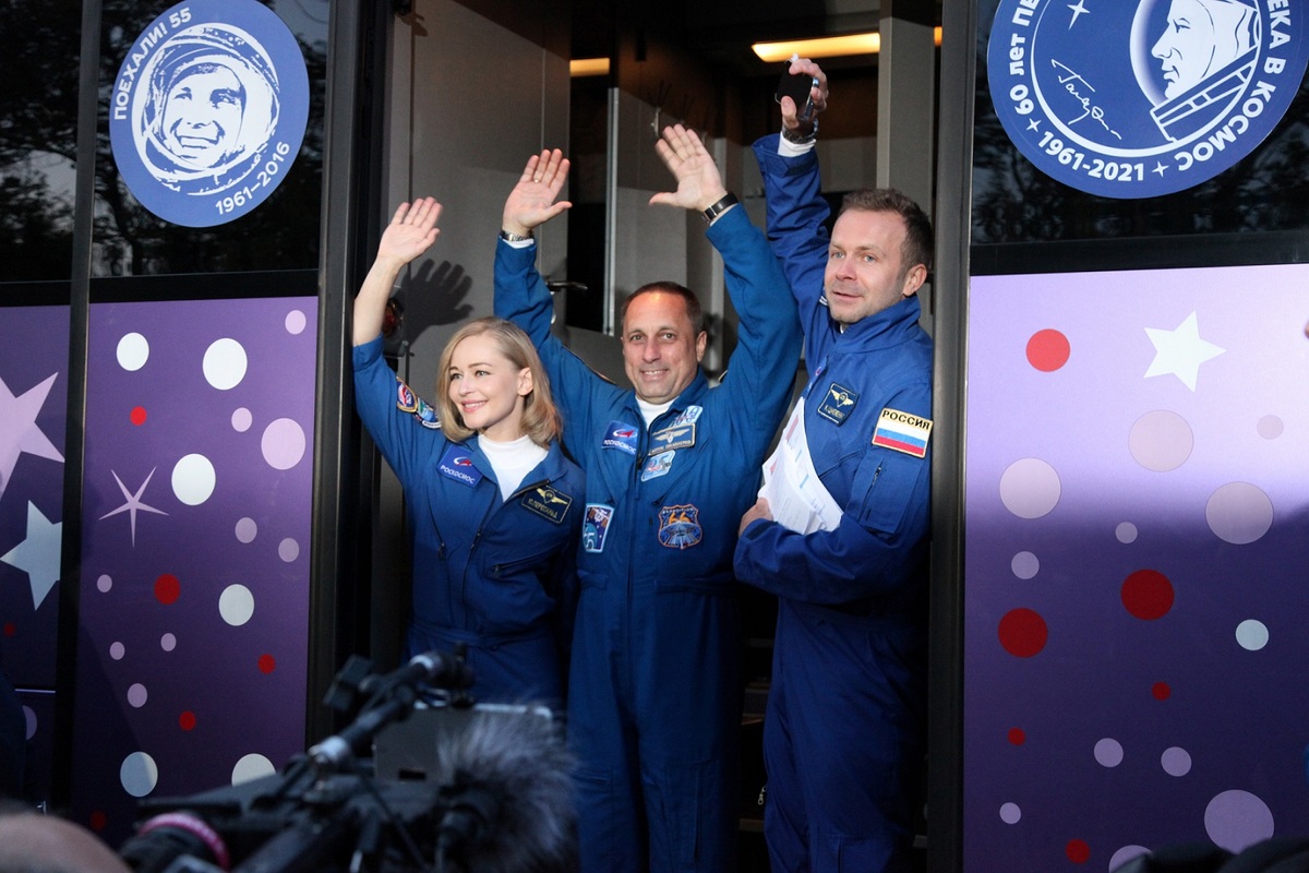 La actriz y el director de cine fueron acompañados por dos astronautas. (Reuters)