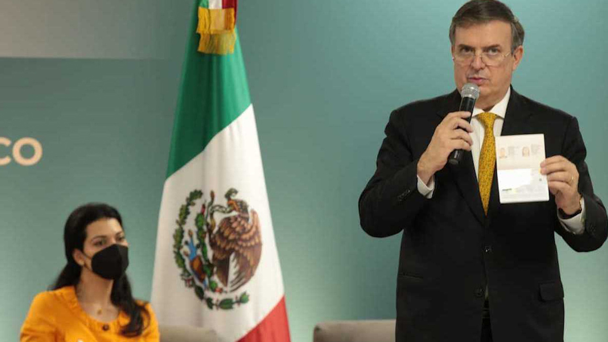 Ebrard presenta nuevo pasaporte electrónico mexicano; cuenta con chip de seguridad