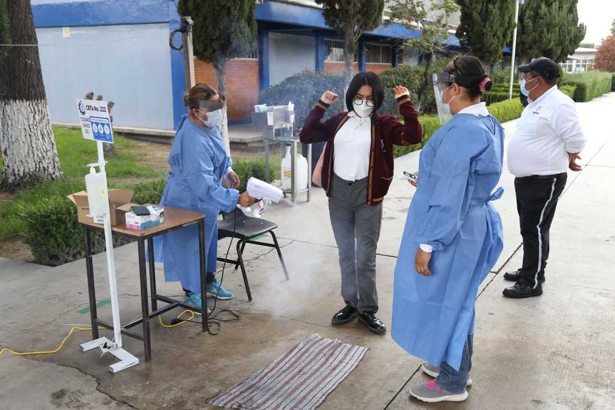 Filtro sanitario en la entrada de los planteles escolares en Hidalgo. (Jorge Sánchez)