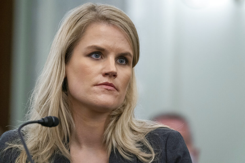Frances Haugen declarando ante los senadores de Estados Unidos por las prácticas de Facebook. (AP)