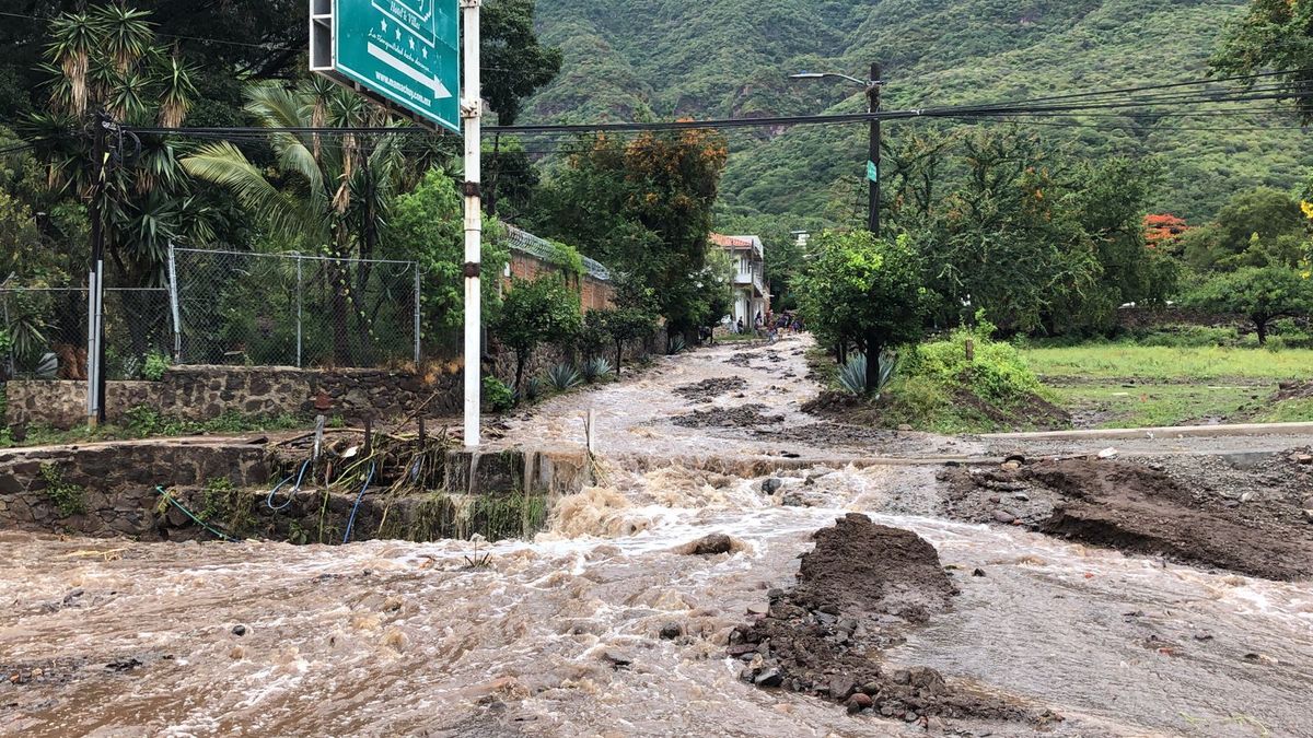 Lluvia provoca deslave de cerro en Ajijic, reportan afectaciones al menos 150 casas