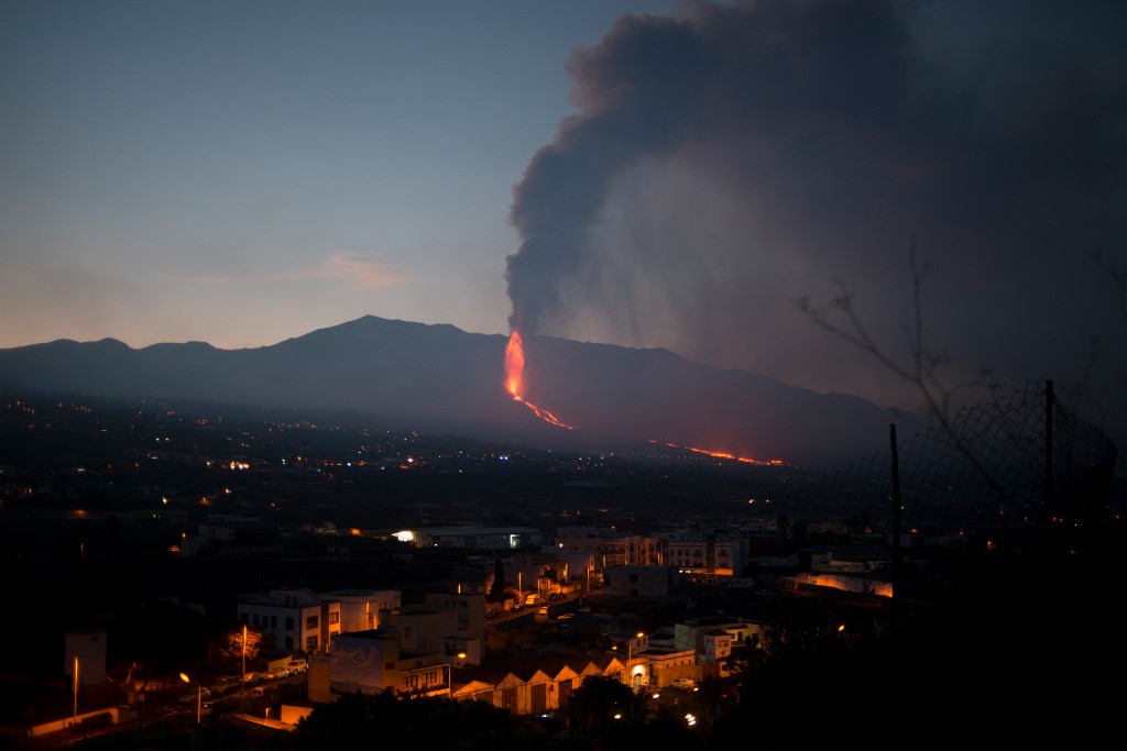 La pareja teme por no poder regresar a su hogar mientras continúa la erupción del Cumbre Vieja. (AFP)