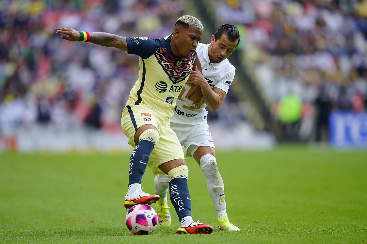 Roger Martínez y Alan Mozo durante el Clásico Capitalino (Imago7)