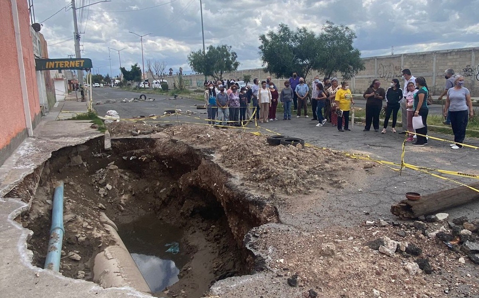 Socavón en Ecatepec lleva casi un mes sin que se repare; vecinos temen que crezca