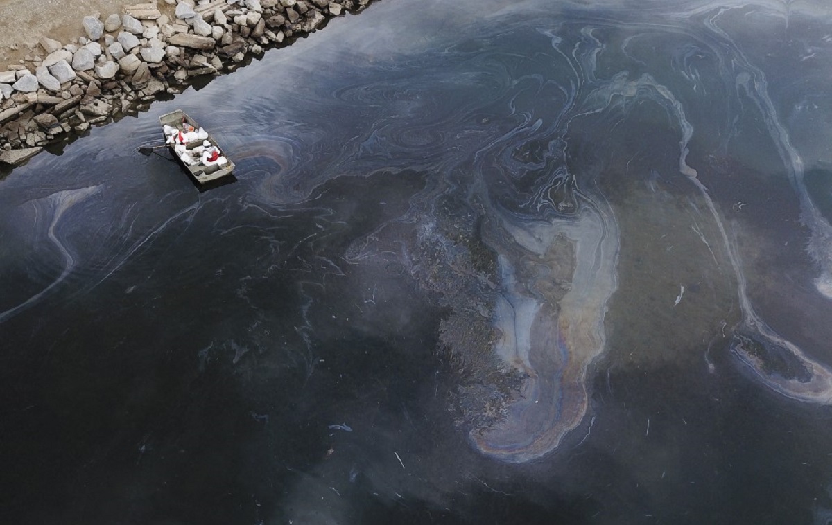 Así se ve la mancha de petróleo en un área afectada por el derrame en Huntington Beach, California. (AFP)