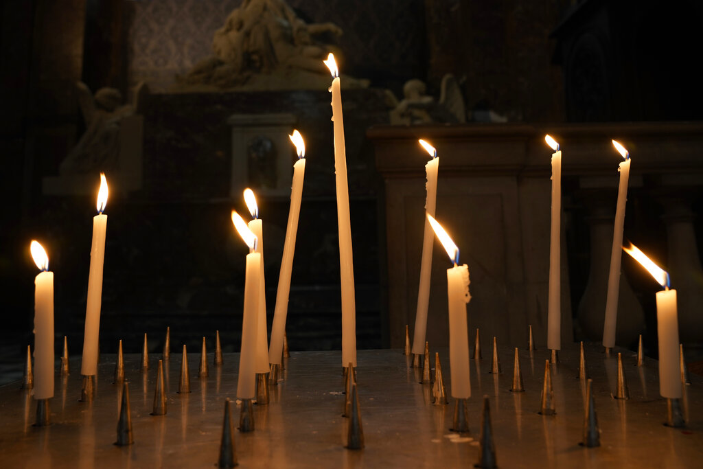 Las velas son usadas trato por la Iglesia Católica como la brujería para iluminar caminos. (AP)