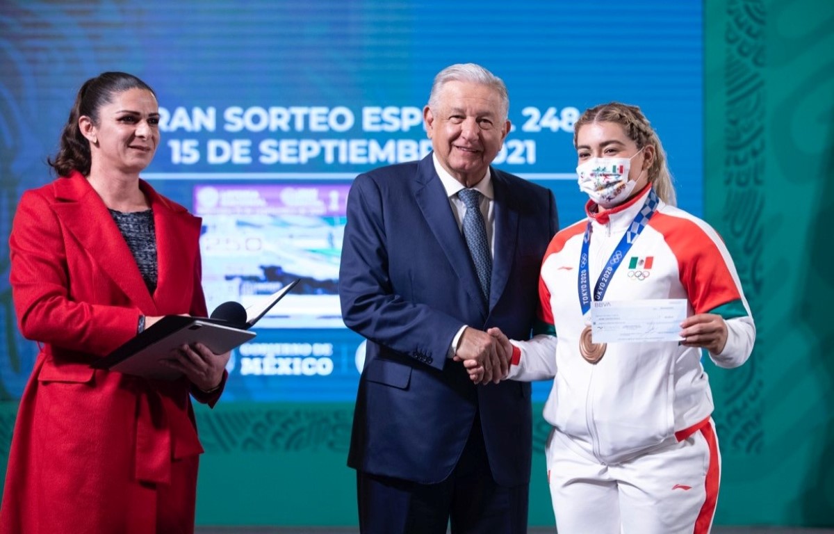 AMLO entregó los premios económicos a los deportistas mexicanos. | Especial