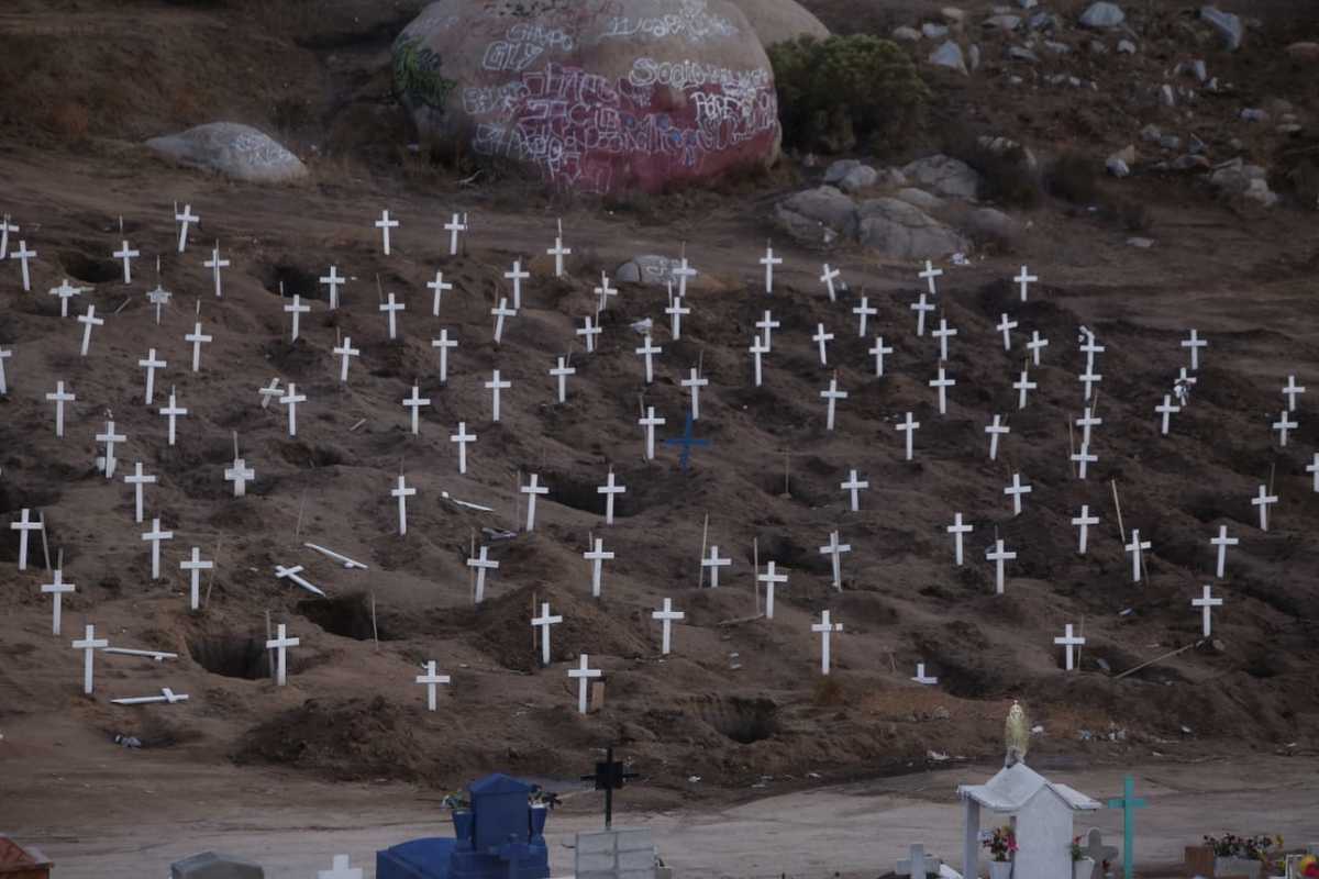 Cientos de cruces sin nombre se encuentran en los panteones. (Ariana Pérez)