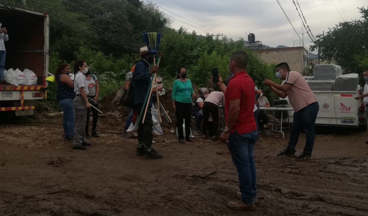 DIF  Jalisco hizo entrega de despensas  y colchonetas a las familias que resultaron afectadas. (Josefina Ruíz)