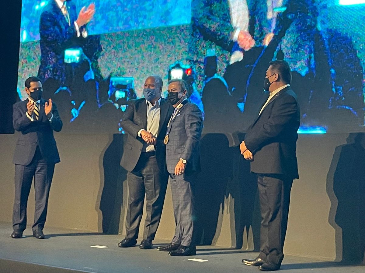 Eduardo Garza Robles, de UNITRADE Group, fue galardonado con la Medalla al Mérito Industrial. (Karla Rodríguez)
