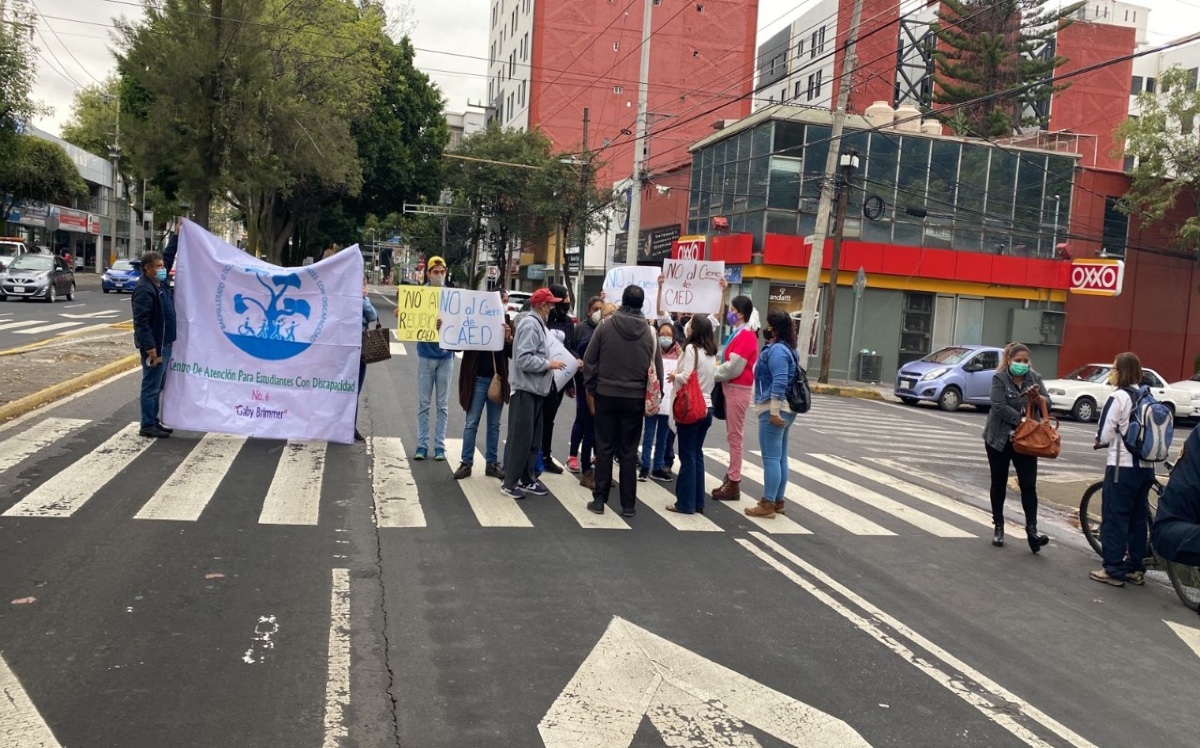 Exigen la reapertura del CAED, refieren que decenas de estudiantes con discapacidad quedarían sin atención | César Velázquez