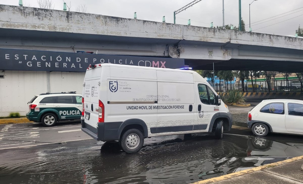 El hombre fue hallado sin vida afuera del Metro Candelaria. | Ramón Ramírez