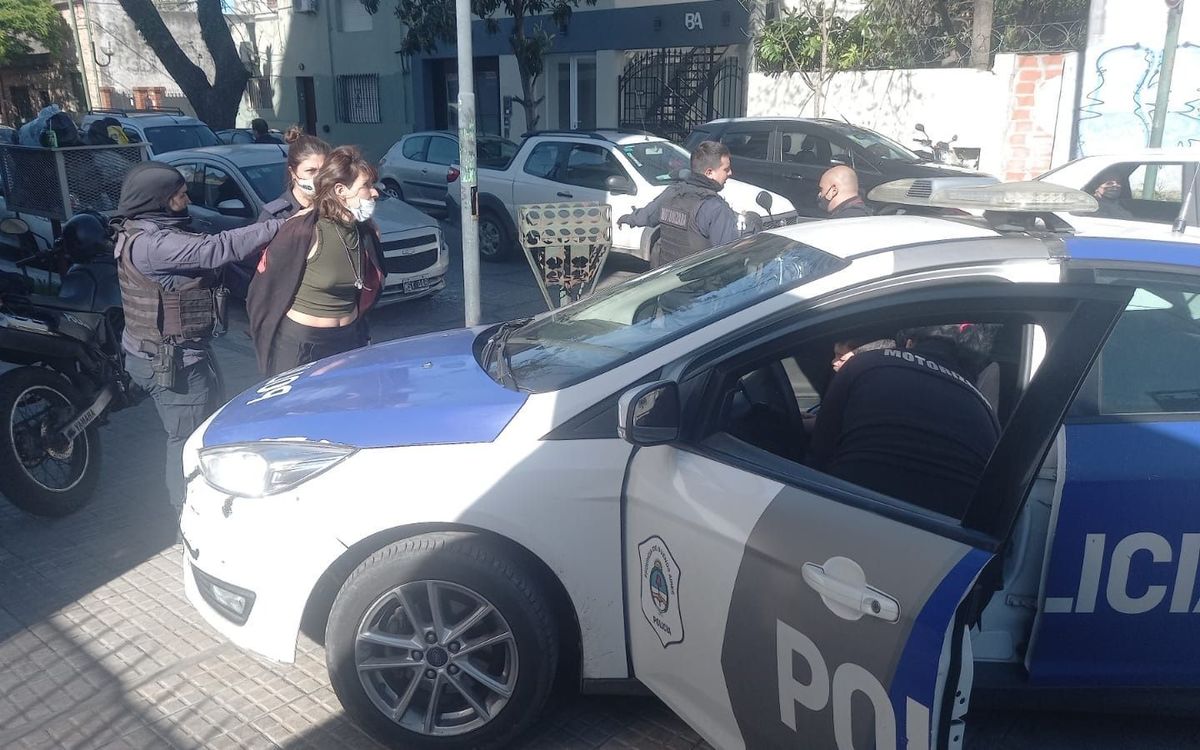 La mujer agredió a los policías tras el rescate en La Plata, Argentina. | Publicada en El Día.com