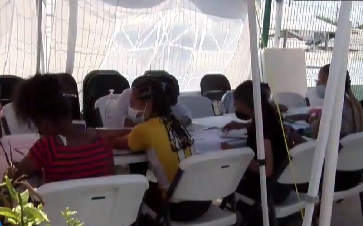 Niños migrantes en Reynosa toman clases. (Telediario Reynosa)