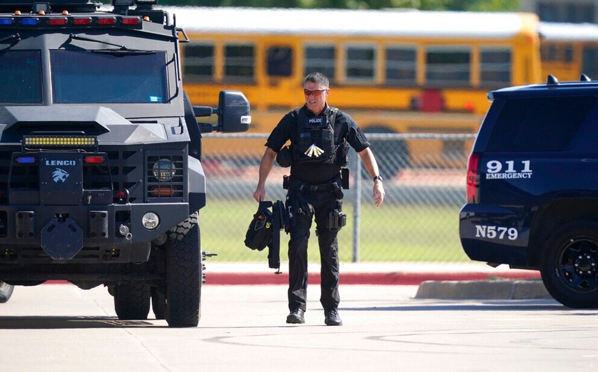 Reportan tiroteo en secundaria de Arlington, Texas