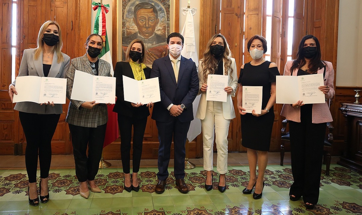 Samuel García, gobernador de Nuevo León, entregó nombramientos a las titulares de los fideicomisos de la administración estatal.