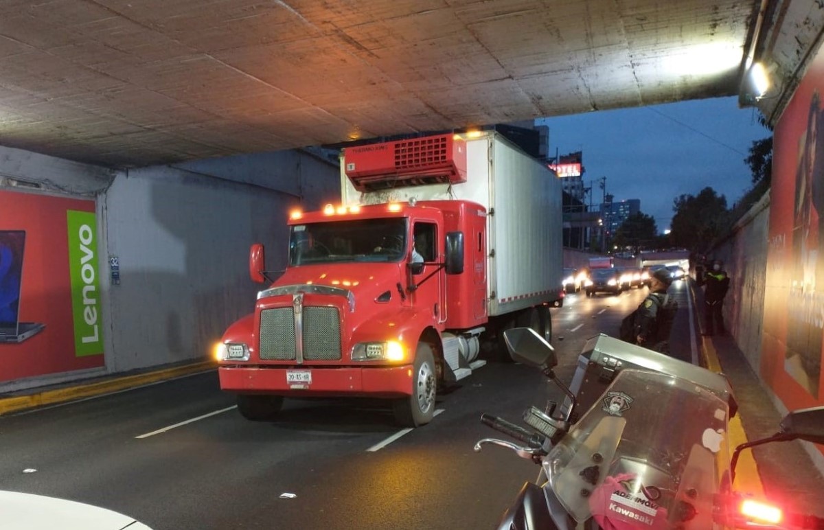 El tráiler se detuvo en los carriles centrales durante dos horas. | Carlos Tejeda