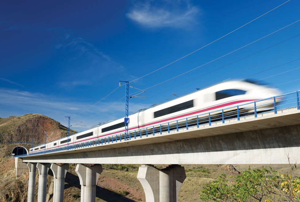 Este tren de alta velocidad que cruza un viaducto elevado en Purroy, Zaragoza, es uno de los que mueven a los viajeros por todo el territorio español.
