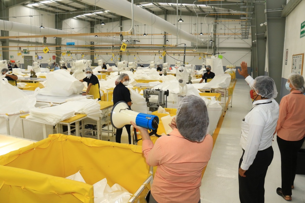 El alcalde de Ciudad Victoria Eduardo Gattás visitó plantas maquiladoras.