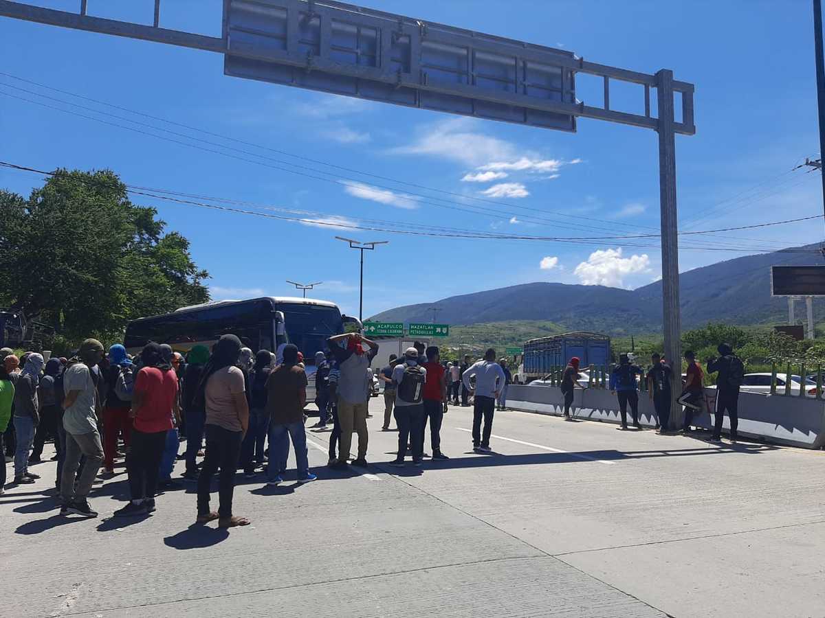 Los normalistas descendieron de al menos cinco autobuses. (Rogelio Agustín)