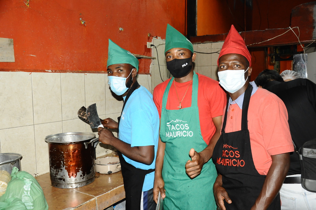 Los tres haitianos trabajan en el negocio Tacos Mauricio.