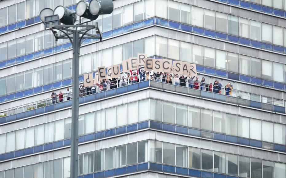 La mujer le pidió matrimonio a su novia con pancartas en la Torre Latinoamericana | Twitter @fherval