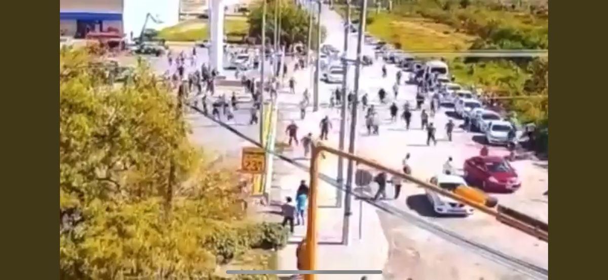 Pelean taxistas en Zuazua a golpes y pedradas por control de base. Foto: Especial