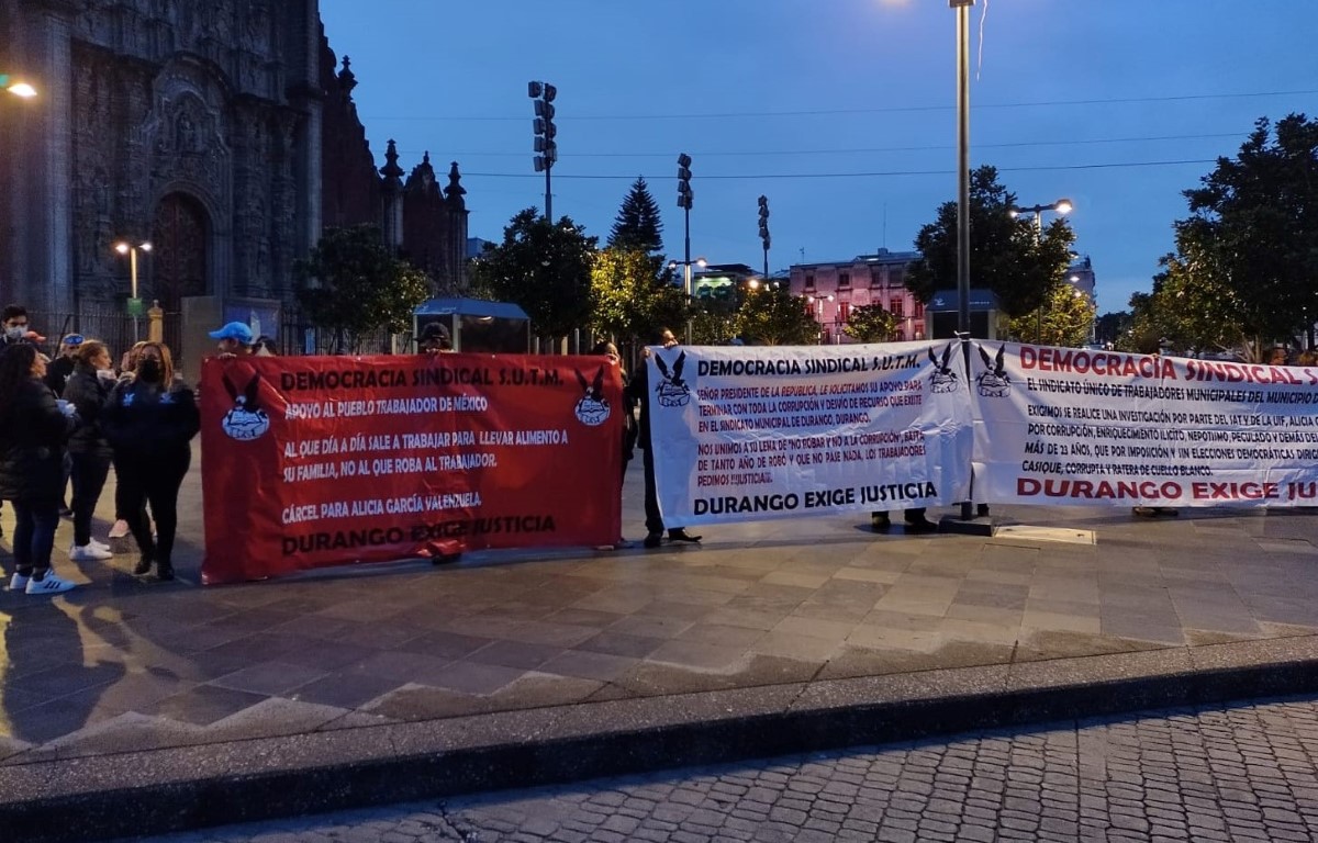 Trabajadores sindicalizados de Durango protestan frente al Palacio Nacional. | César Velázquez