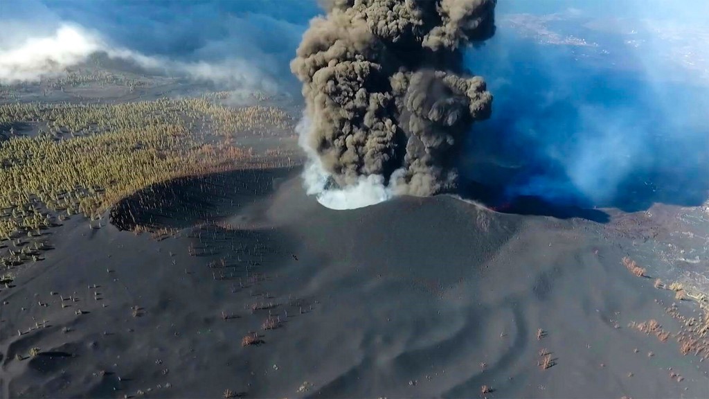 El volcán continúa generando afectaciones en isla La Palma. | Instituto Geológico y Minero de España vía AFP