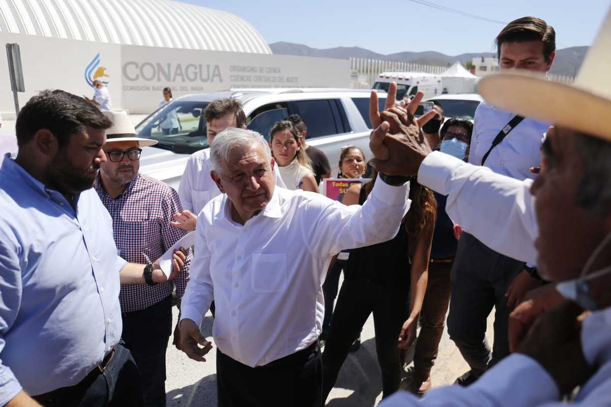 AMLO a su llegada se encontró con un collage de grupos de manifestantes. (Rolando Riestra)