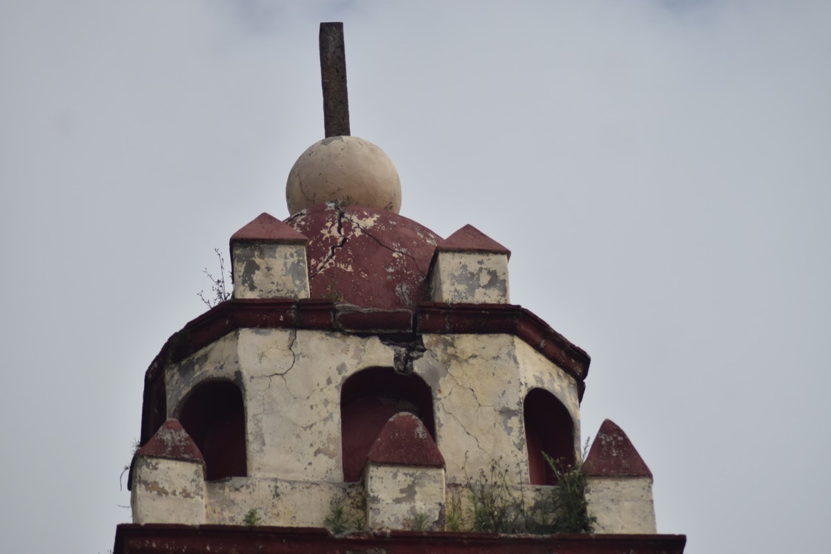 Daños en el campanario de la parroquia de San Francisco en Tepeji del Rio. (Francisco Villeda)