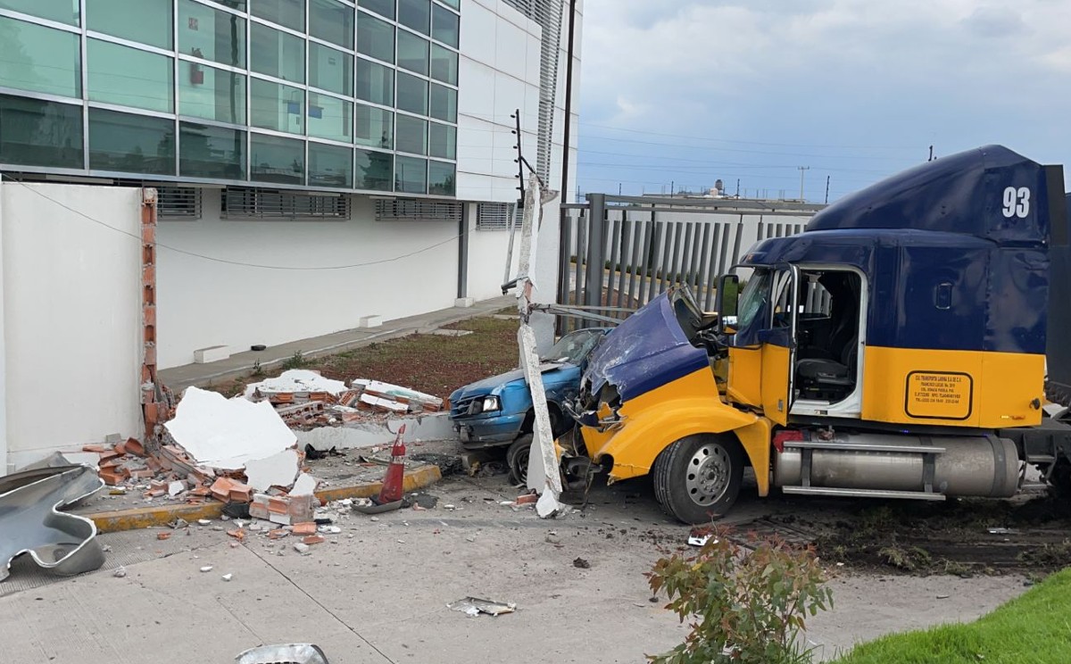El tráiler impactó con la barda perimetral.