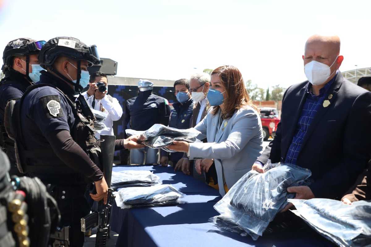 Entregan en Celaya equipo a los elementos de seguridad