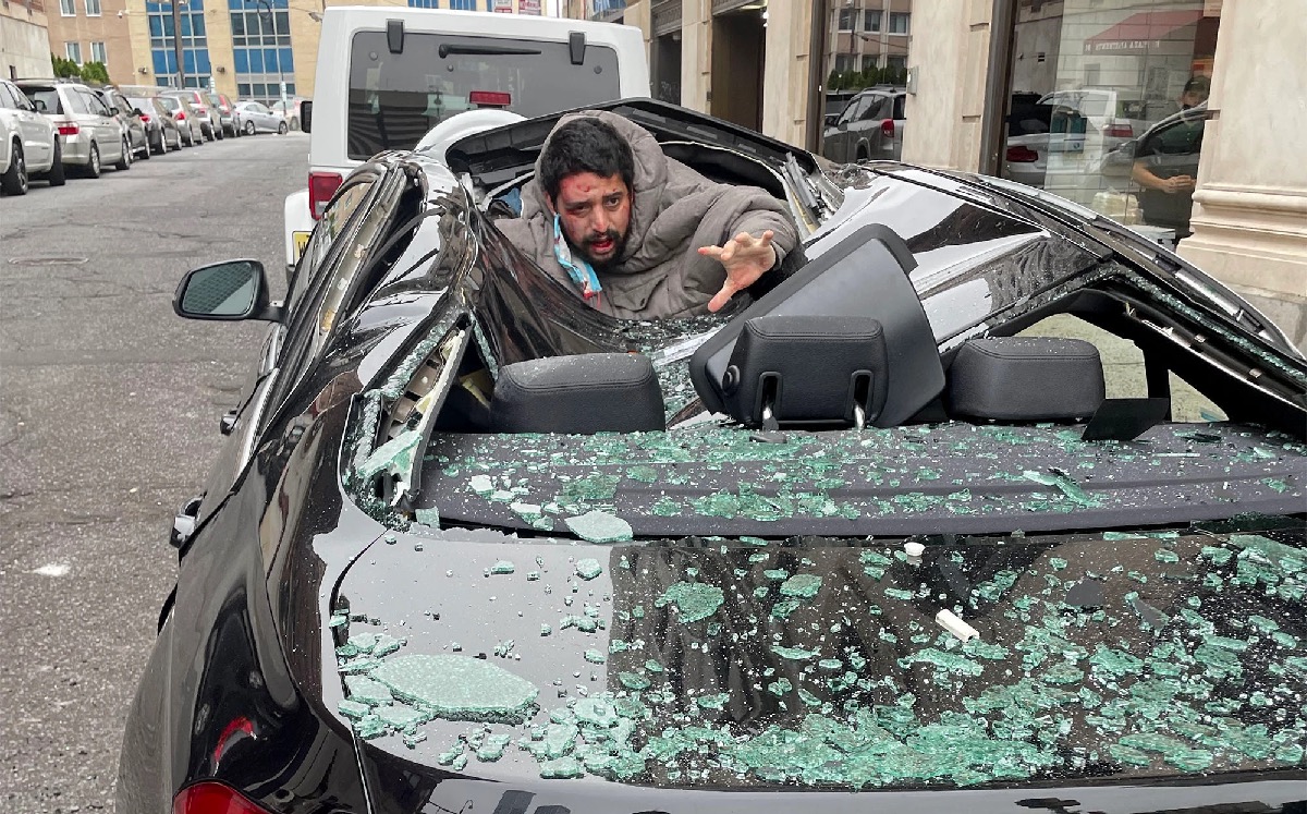 El hombre se aventó del noveno piso del rascacielos. (Twitter @Christinaabri_)