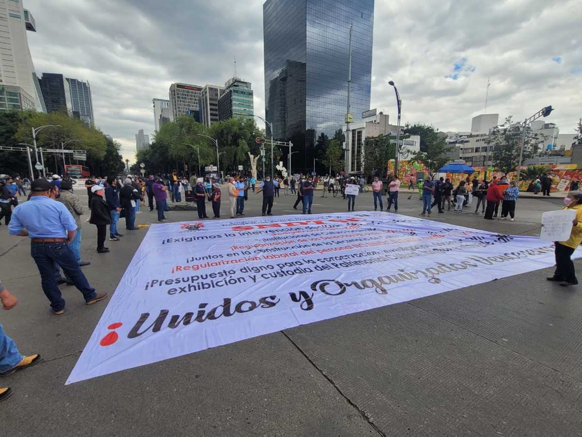 Los manifestantes cerraron el avance vehicular en el cruce de las avenidas en CdMx. (Especial)