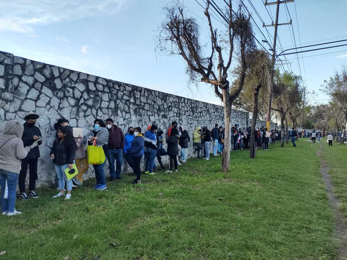 Miles de jóvenes asisten al Seminario Palafoxiano por su vacuna anticovid. (Angélica Tenahua)