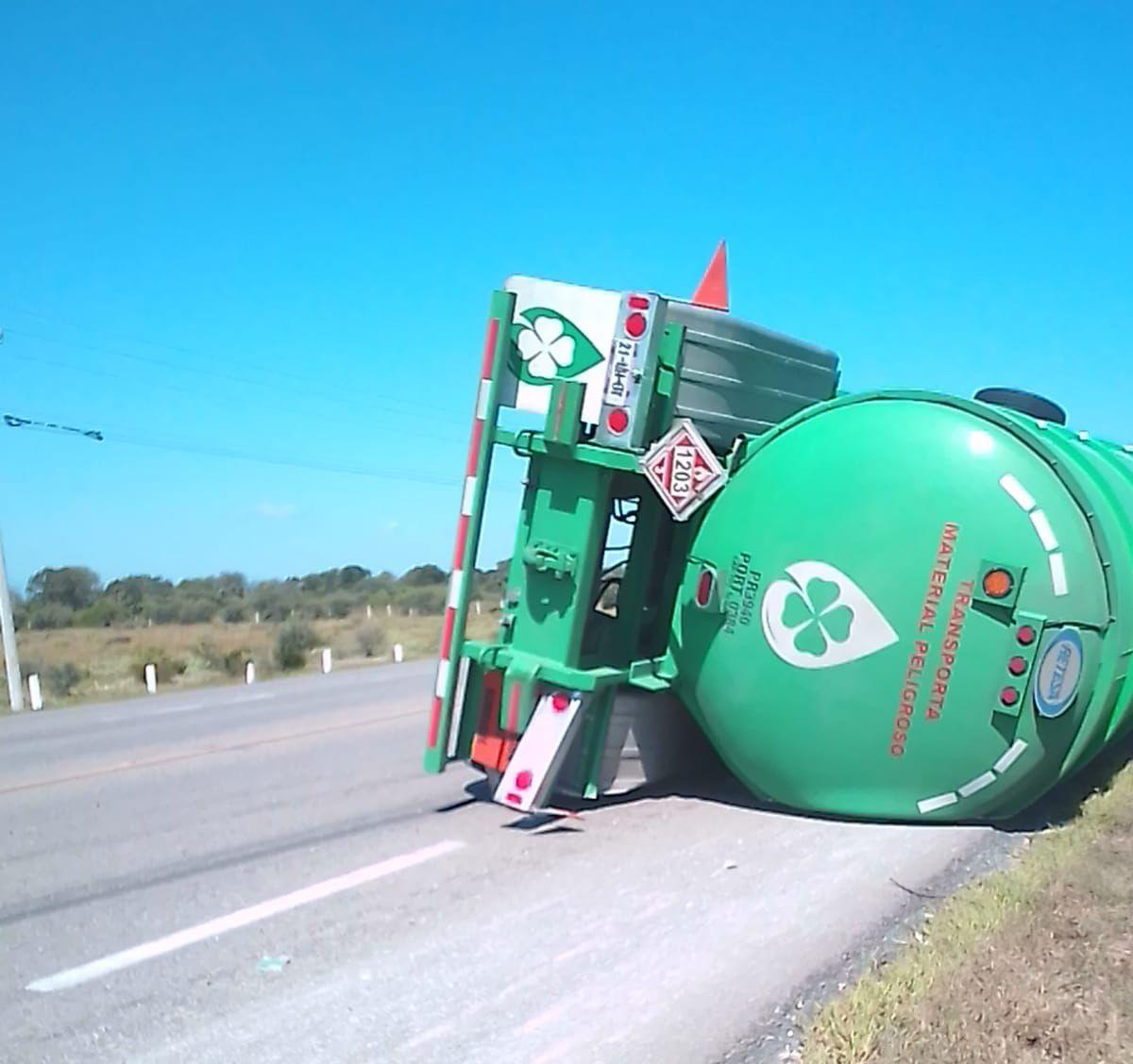 Pipa de combustible se volcó en la carretera Tampico-Victoria.