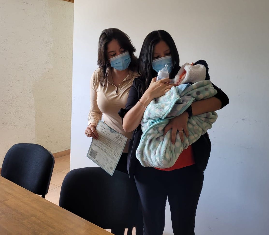 Primer registro de bebés de madres lesbianas. (Especial)