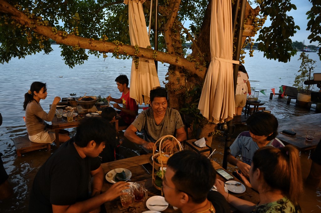 El restaurante había quedado completamente inundado debido a la temporada de lluvias. (AFP)